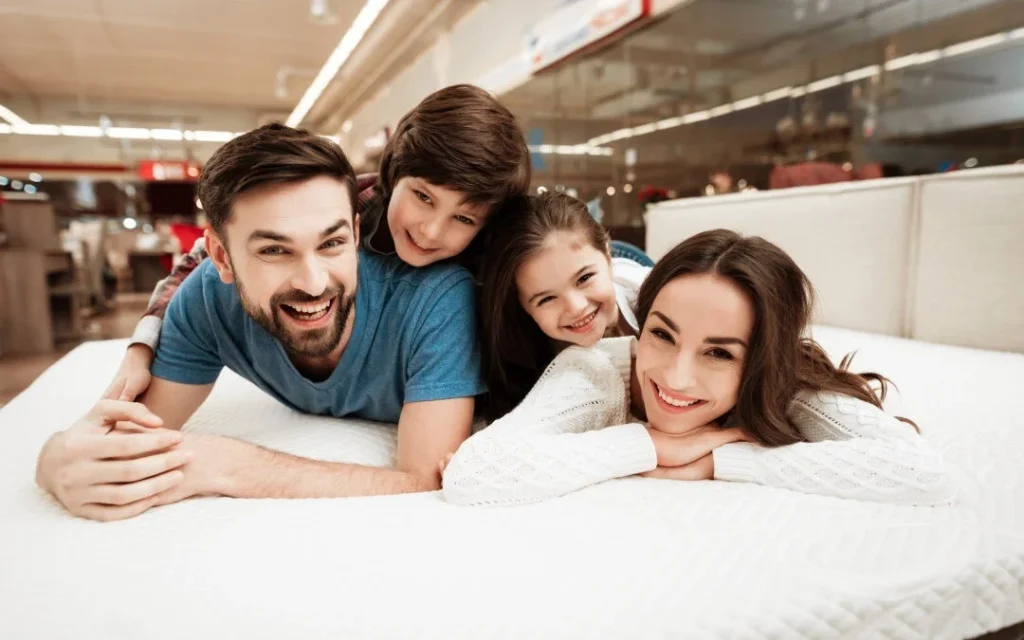 عکس خانواده در هنگام خرید تشک